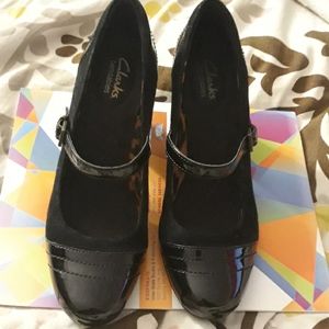 Clark's bendable Black Patent & Suede Pumps